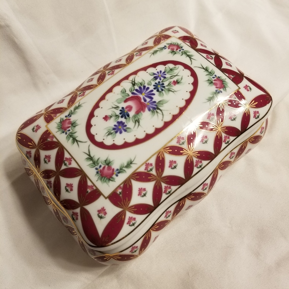 Vitange Porcelain  Large Trinket Box